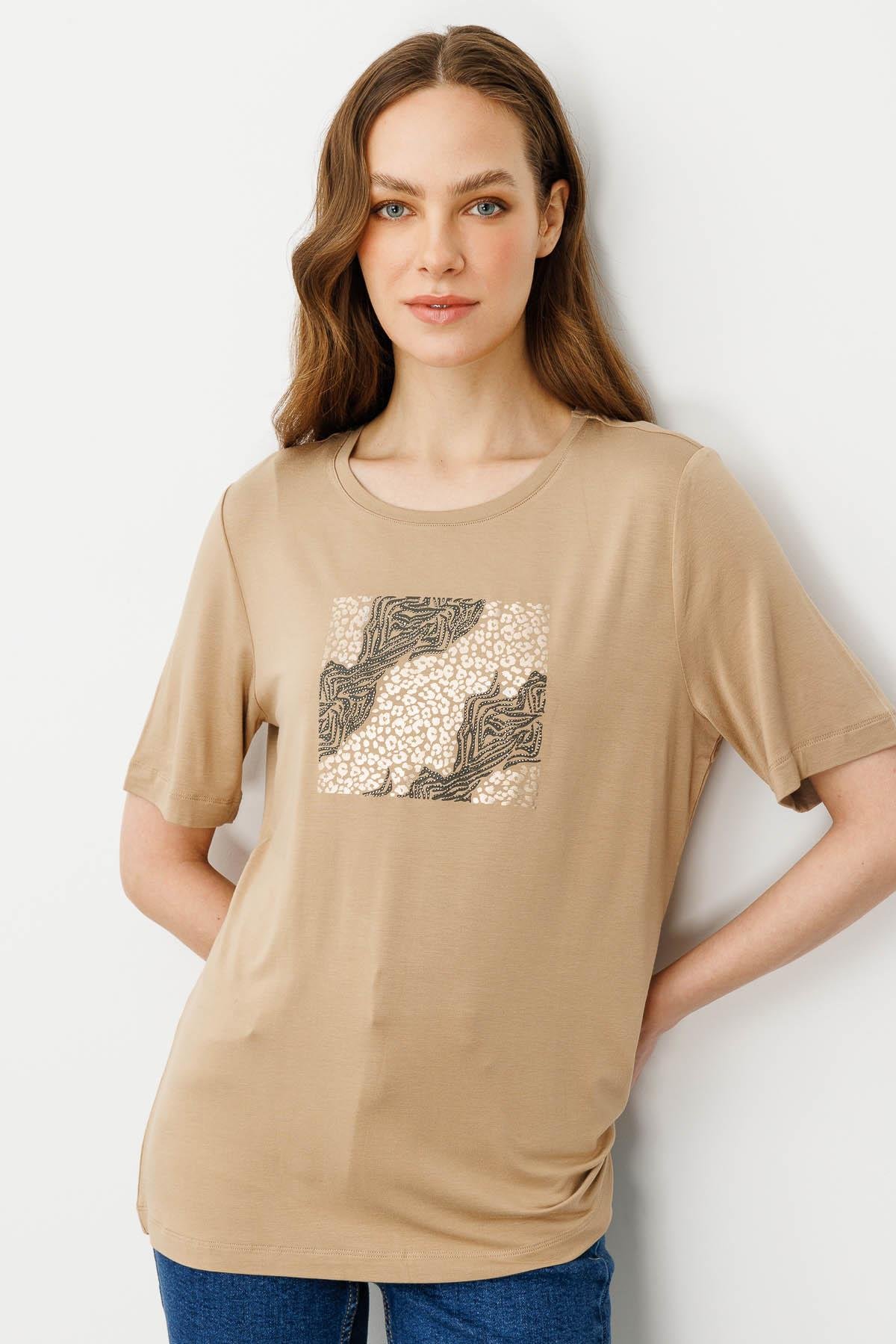 25834Kadın Sıfır Yaka Önü Taş Baskılı Penye T-shirt Vizon