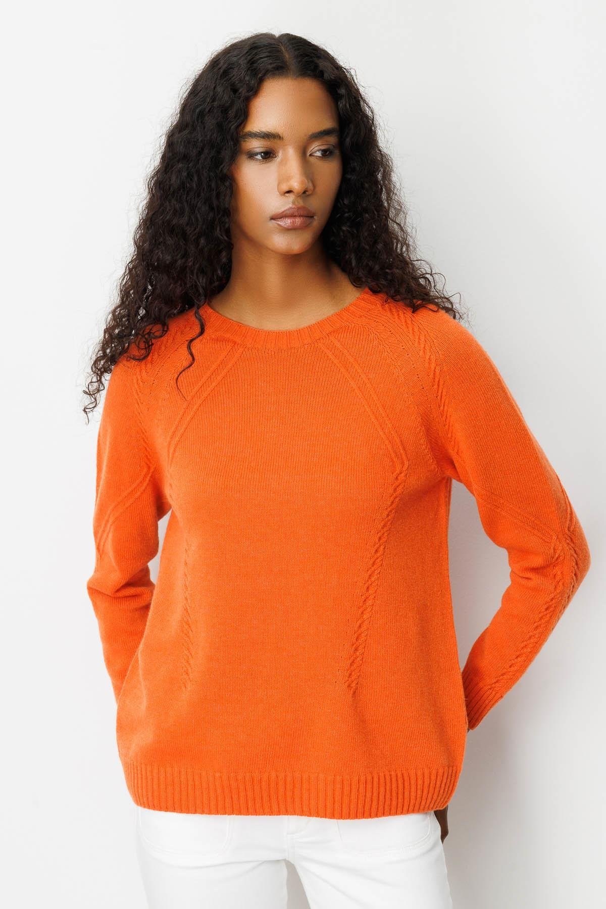 25221Kadın Sıfır Yaka Önü ve Kol Ortası Saç Örgü Yün Kazak Portakal