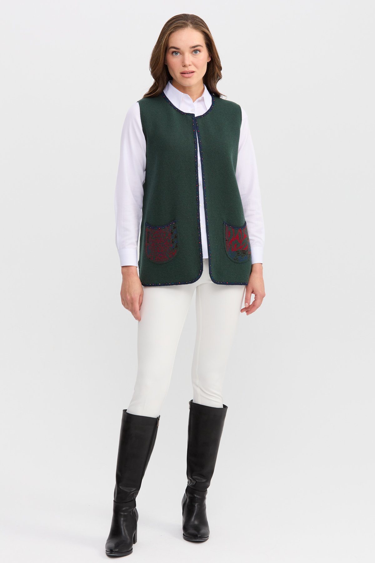 22111Женский короткий жилет с круглым  вырезом и вышивкой бисером Зеленый