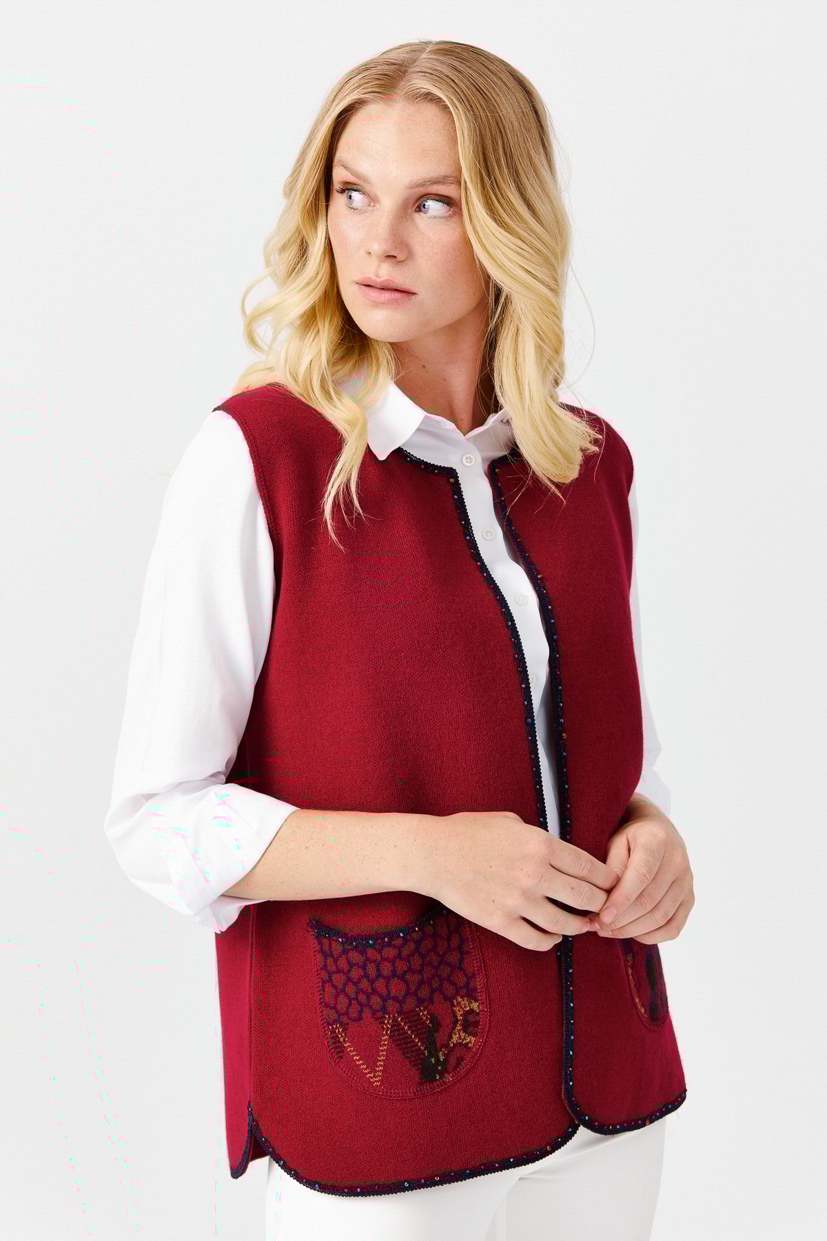 22111Женский короткий жилет с круглым  вырезом и вышивкой бисером, вишневый 