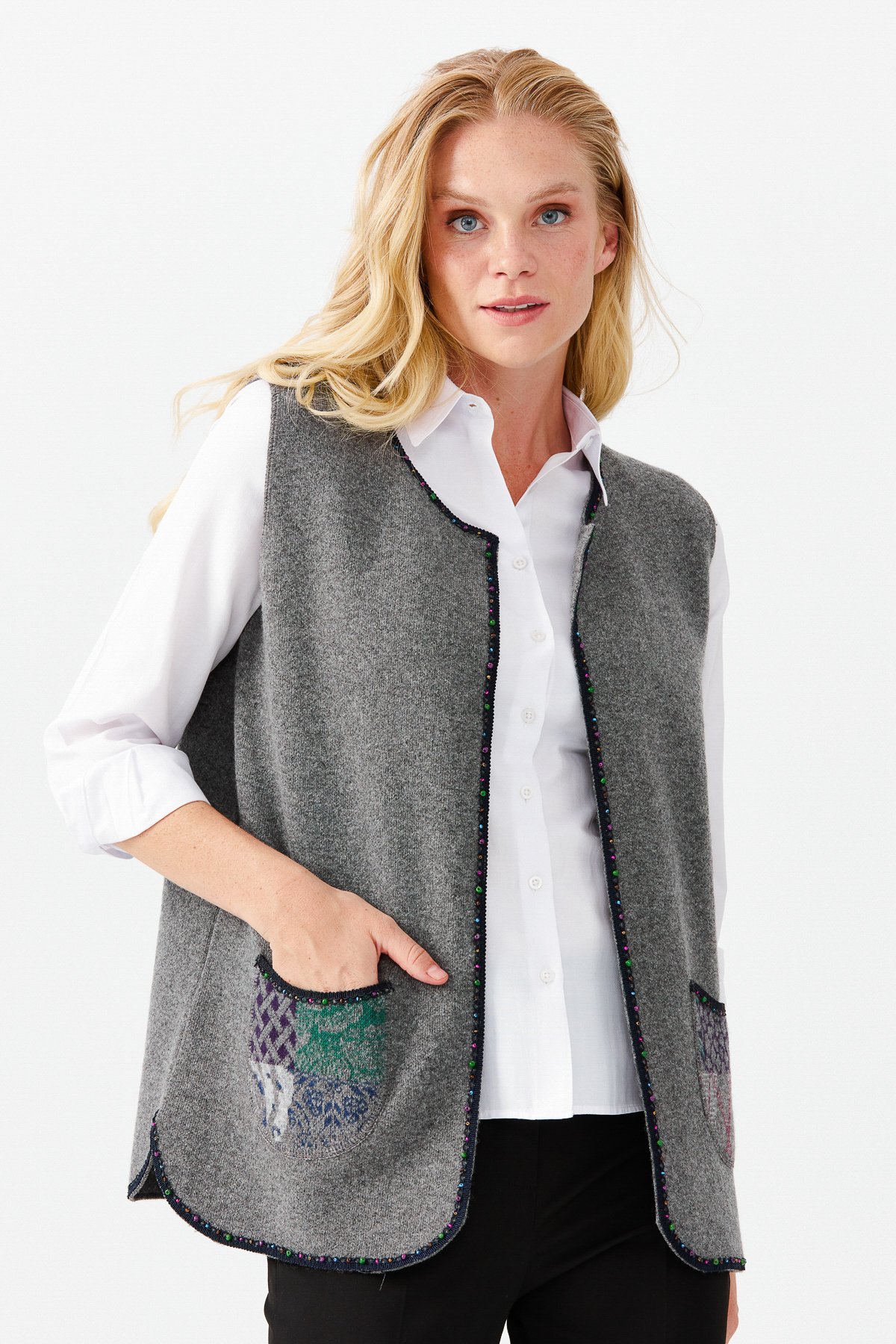22111Женский короткий жилет с круглым  вырезом и вышивкой бисером, дымчатый