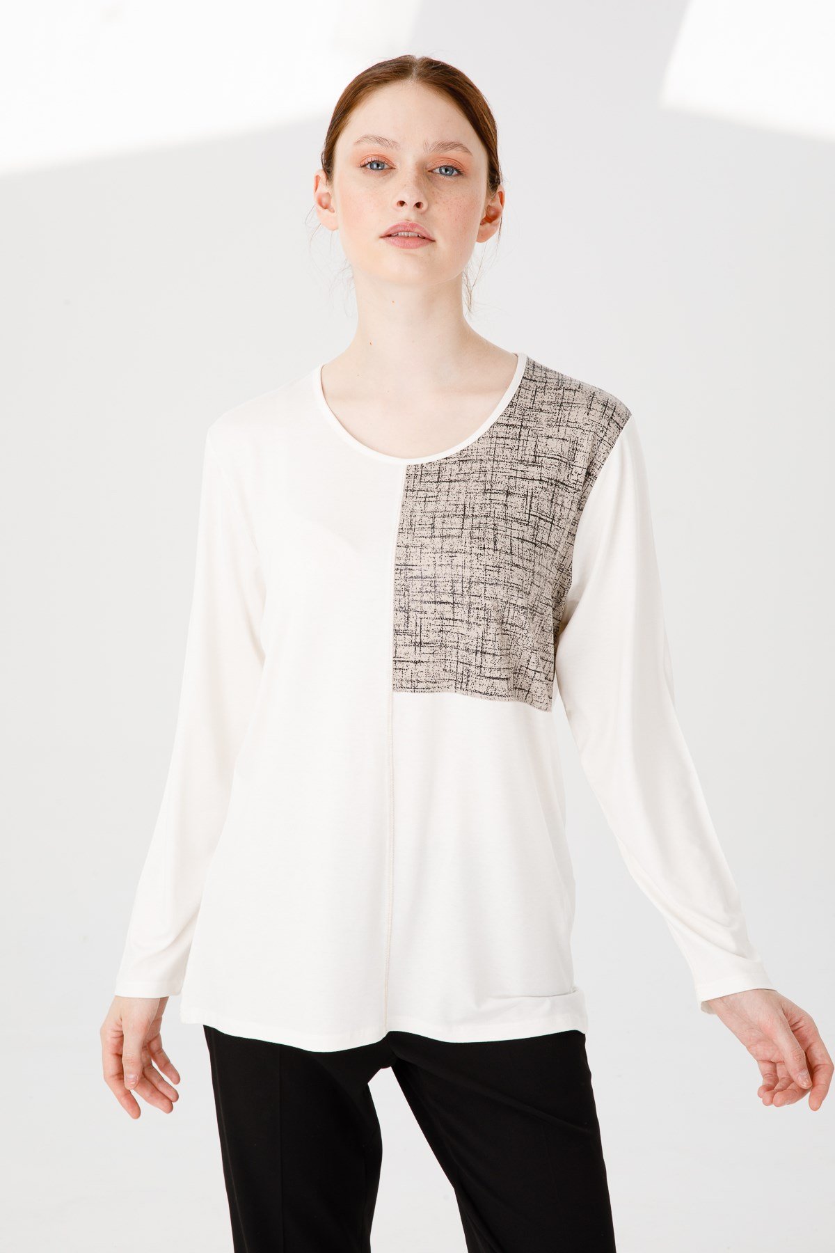 Женский трикотажный пуловер с круглым вырезом и длинным рукавом цвета слоновой кости