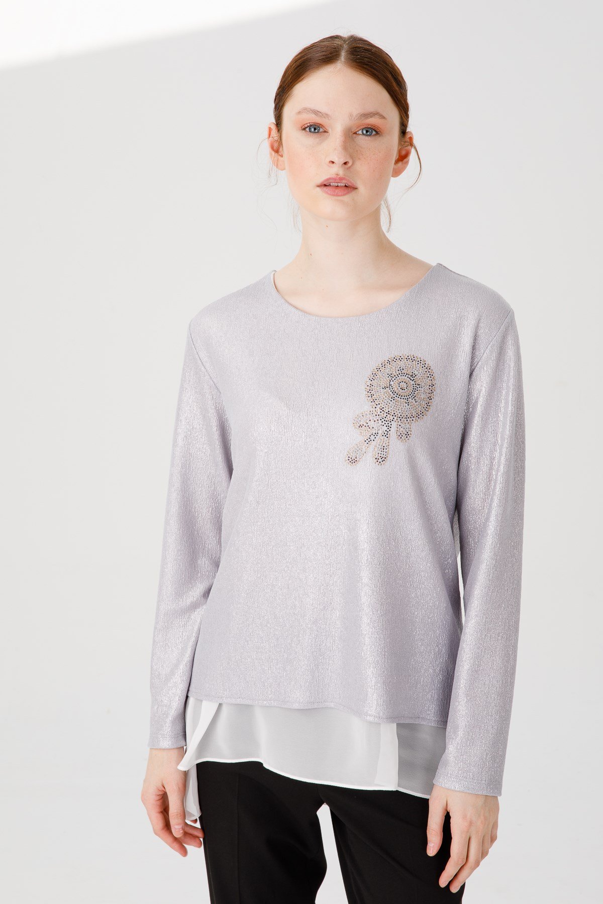 Женская блуза из блестящей шифоновой ткани с круглым вырезом и длинным рукавом цвета серебра