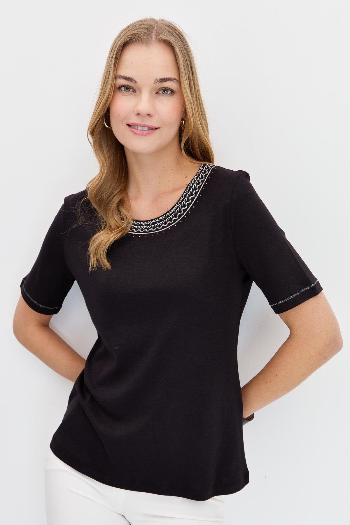KMY24005Kadın Sıfır Yaka Yakası Nakışlı Pamuklu Tshirt Siyah