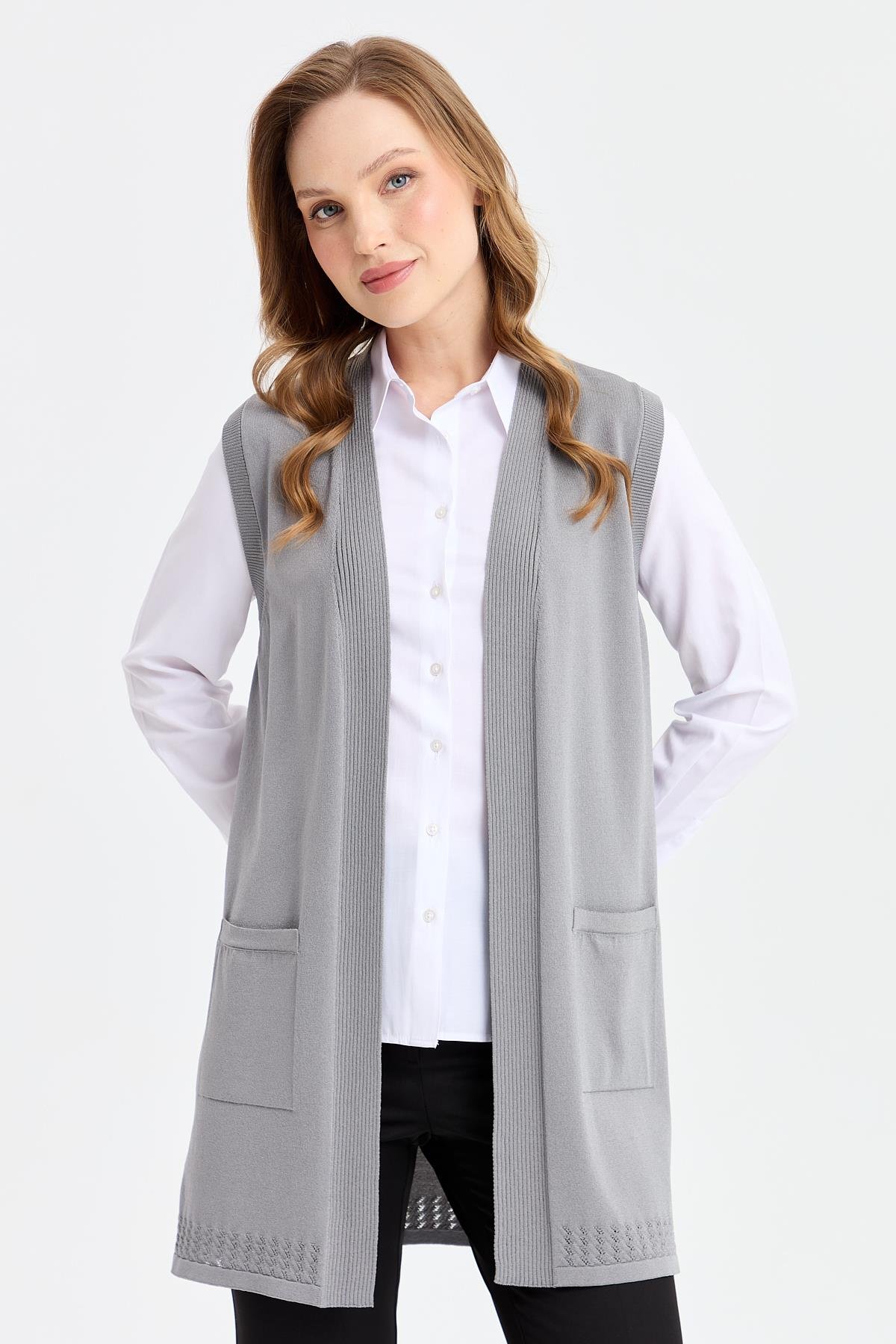 24352Kadın Sırtı ve Eteği Ajurlu İnce Triko Yelek Füme