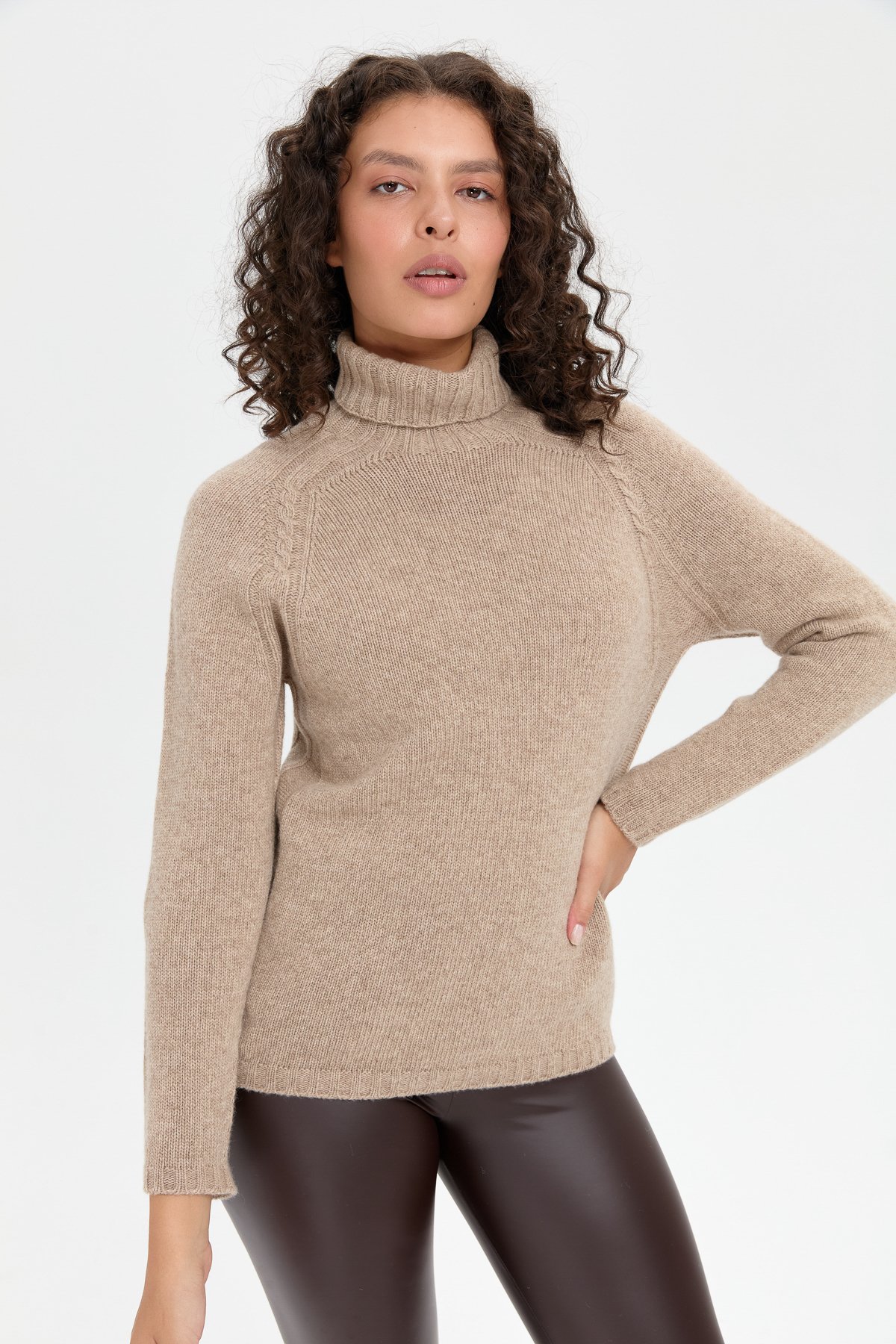 22097Kadın Tam Balıkçı Yaka Omzu Saç Örgülü Yün Kazak K.Bej