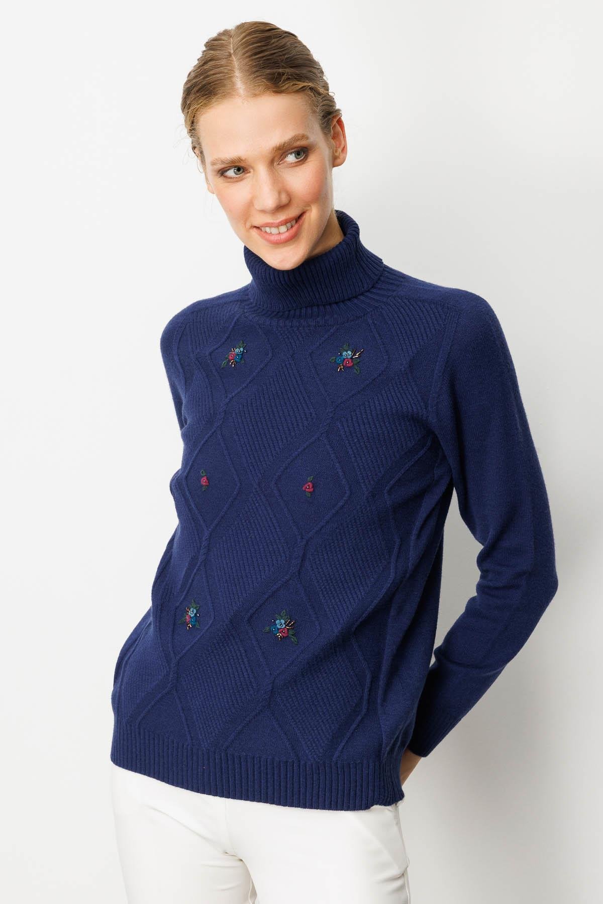 25209Kadın Tam Balıkçı Yaka Önü Baklava İşlemeli Kazak Lacivert