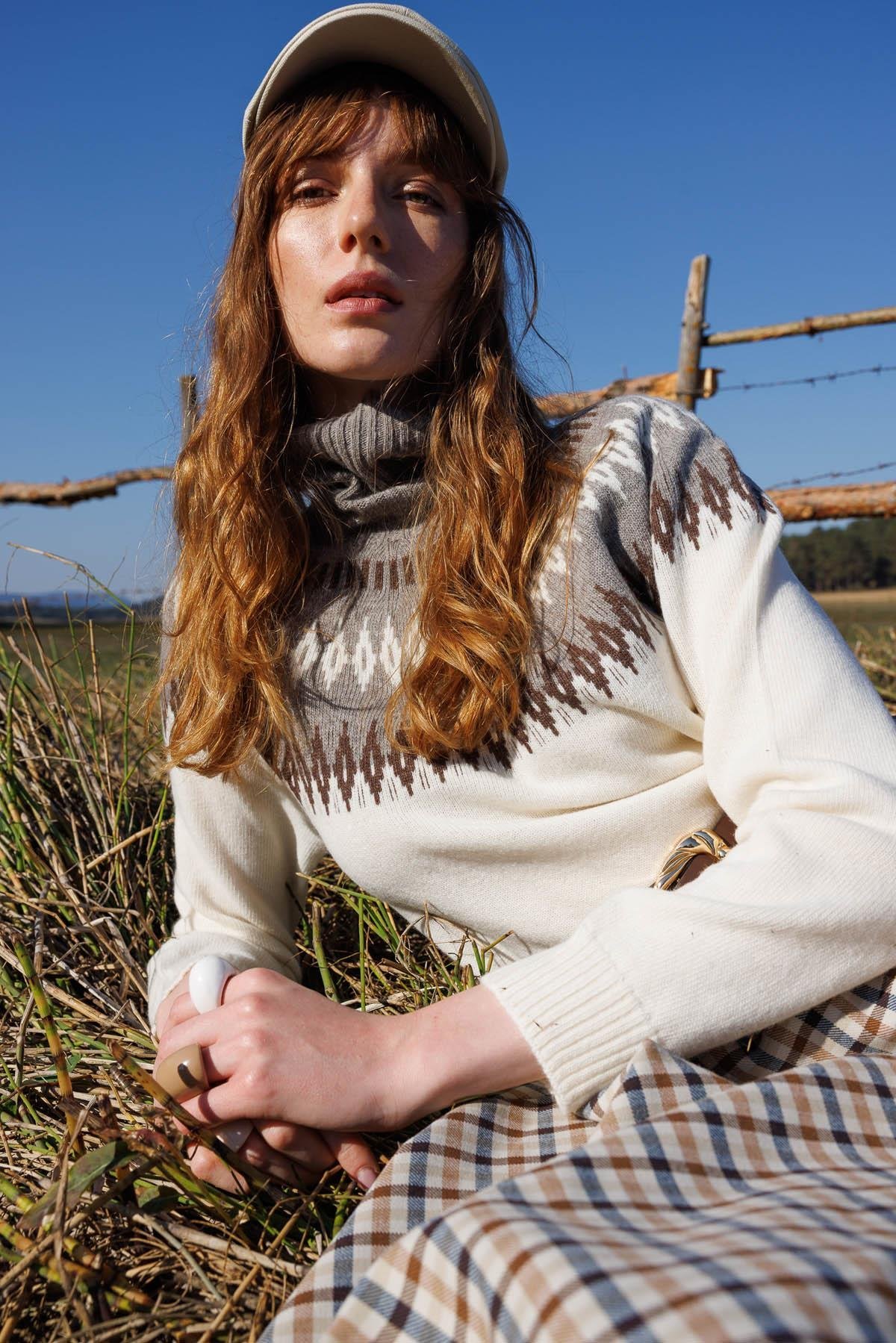 25219Women's Turtleneck Wool Sweater