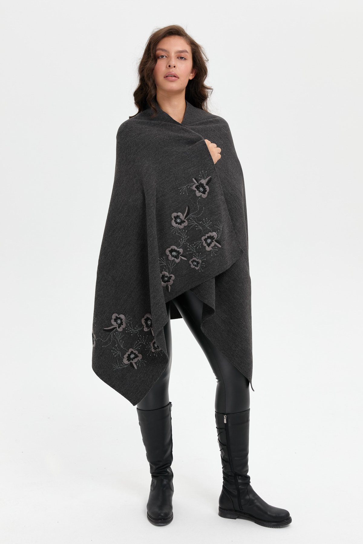 24031Kadın Tek Yanı Çiçek İşlemeli Şal K.Füme