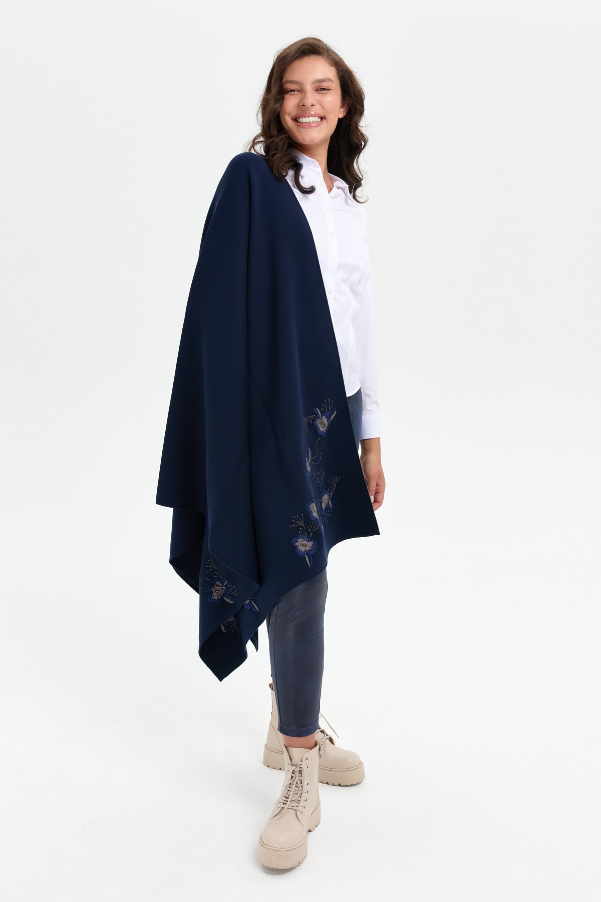 24031Kadın Tek Yanı Çiçek İşlemeli Şal Lacivert
