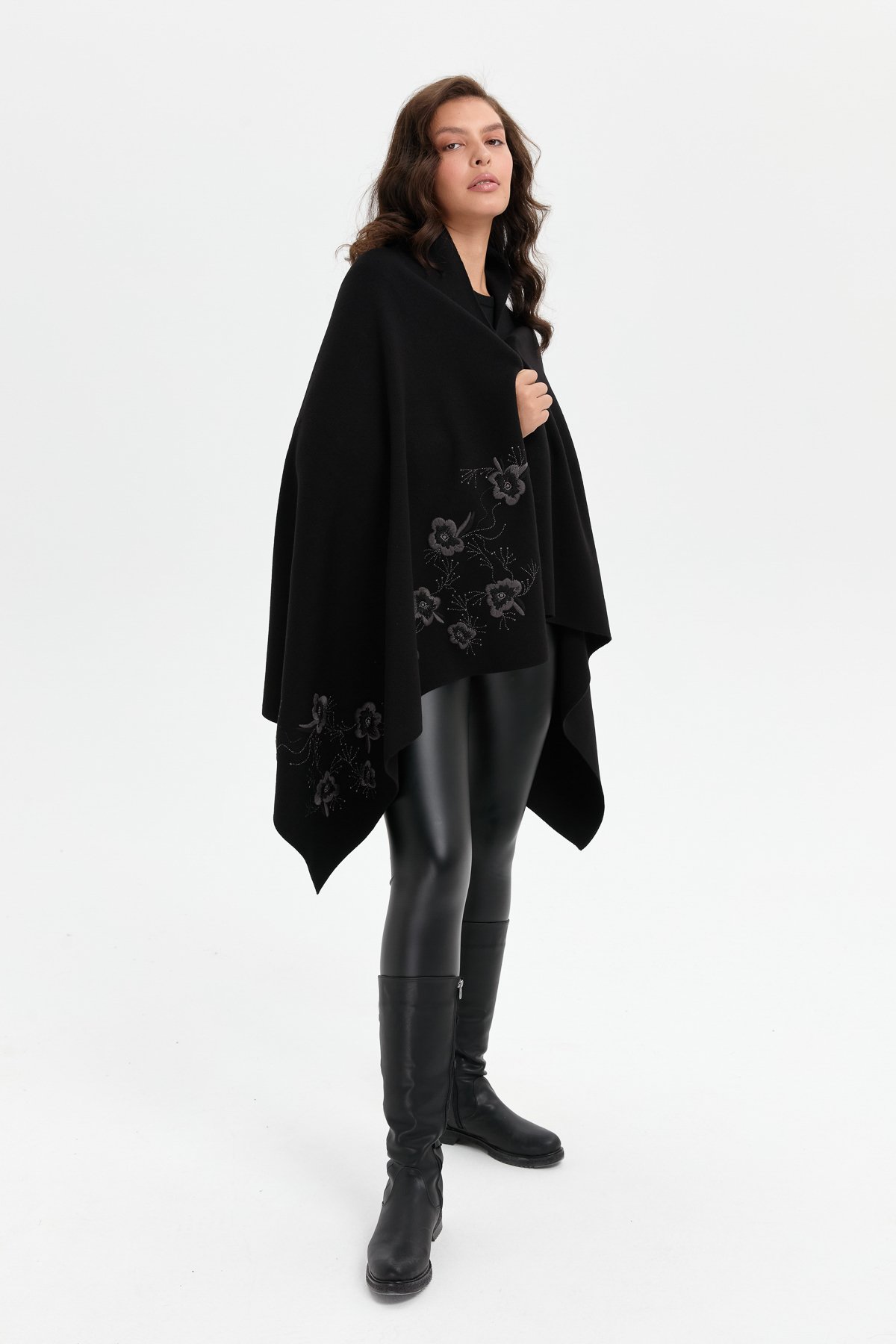 24031Kadın Tek Yanı Çiçek İşlemeli Şal Siyah