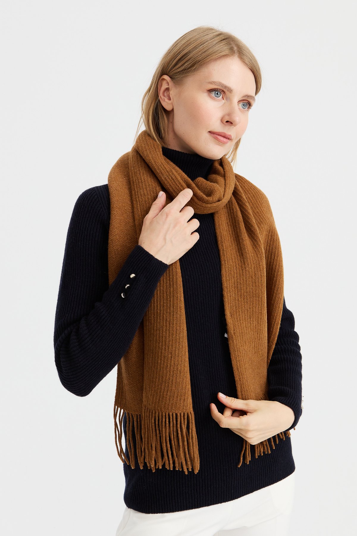 23300Kadın Triko Tek Renk Püsküllü Yün Kaşkol K.taba