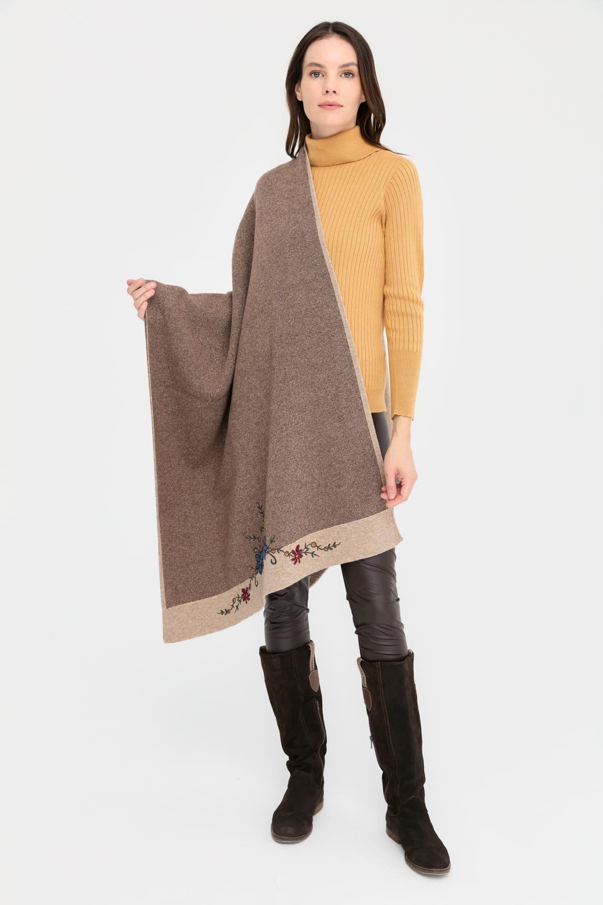 Kadın Üç Çiçekli Nakış İşlemeli Yün Şal K.Bej