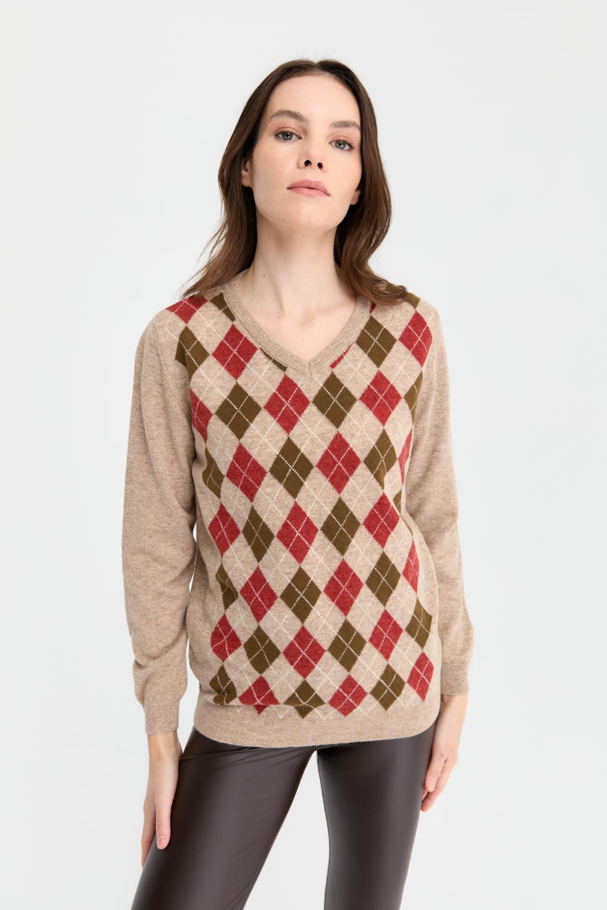 24034Kadın V Yaka Baklavalı Yün Kazak K.Bej