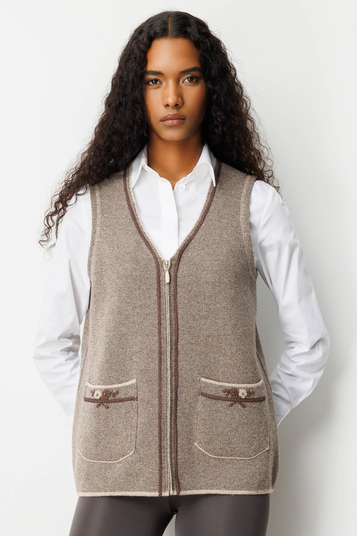 25030Kadın V Yaka Cebi Nakış İşlemeli Yün Yelek K.Bej