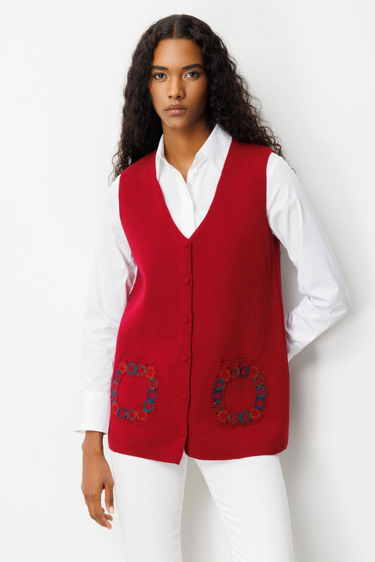 25020Kadın V Yaka Cebi Tığlamalı Yün Yelek V.Çürüğü