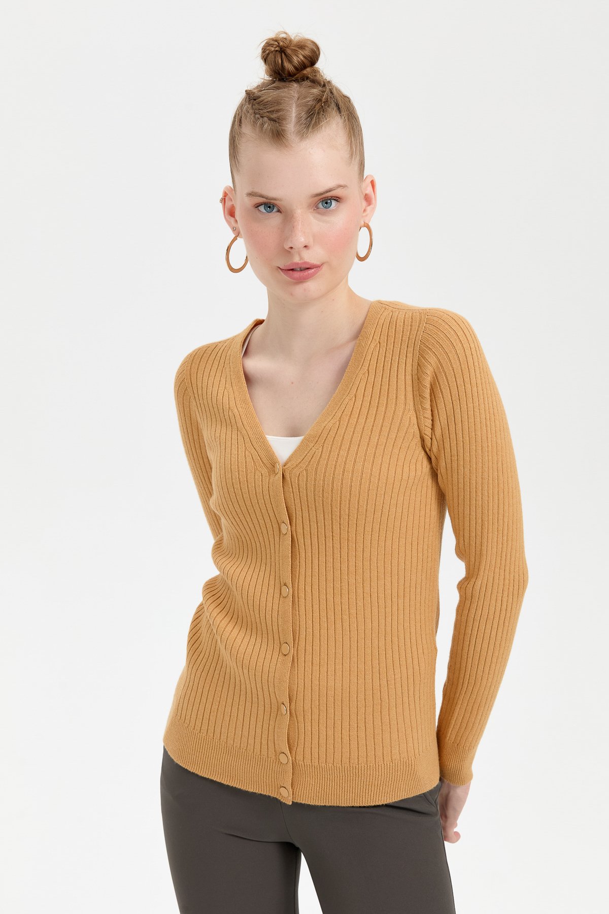 24181Kadın V Yaka Dikişsiz Hırka Camel
