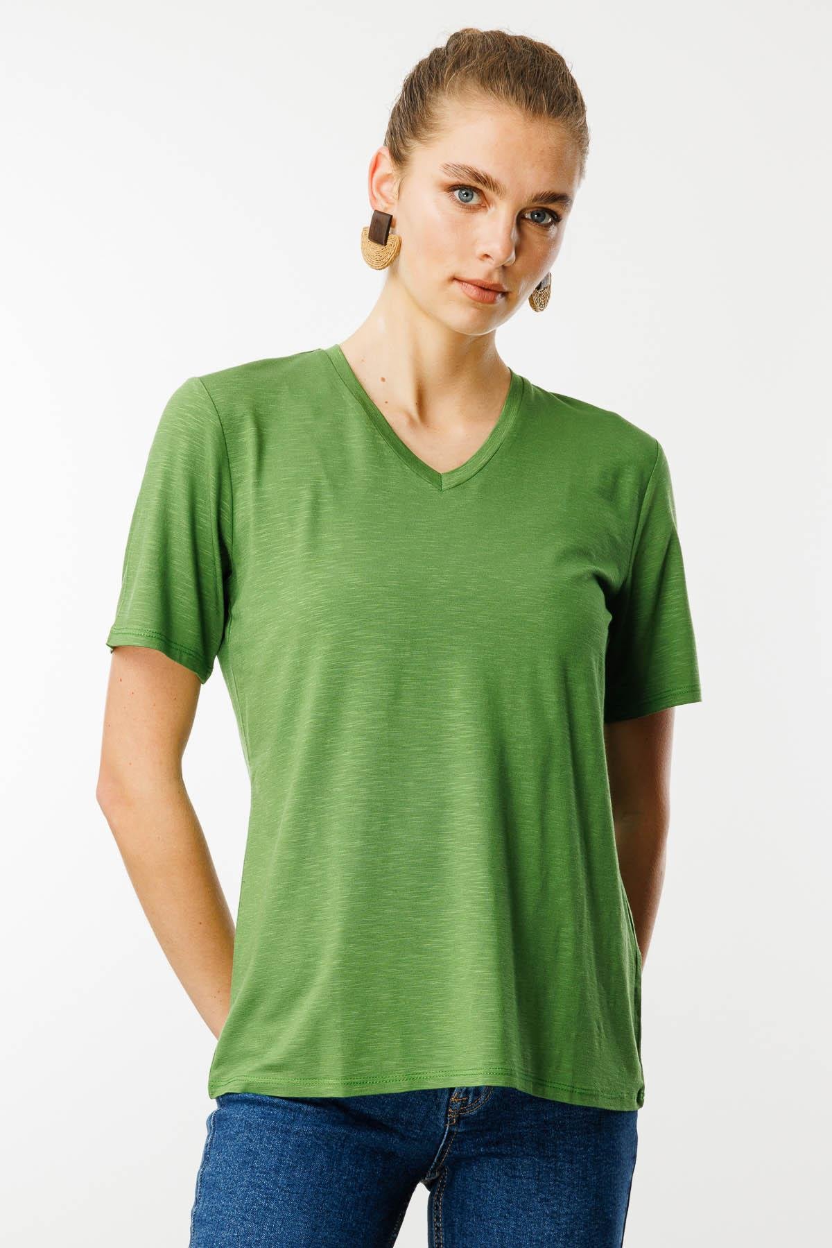 KMY24085Kadın V Yaka Flamlı Kumaş Basic Tshirt A.Yeşil