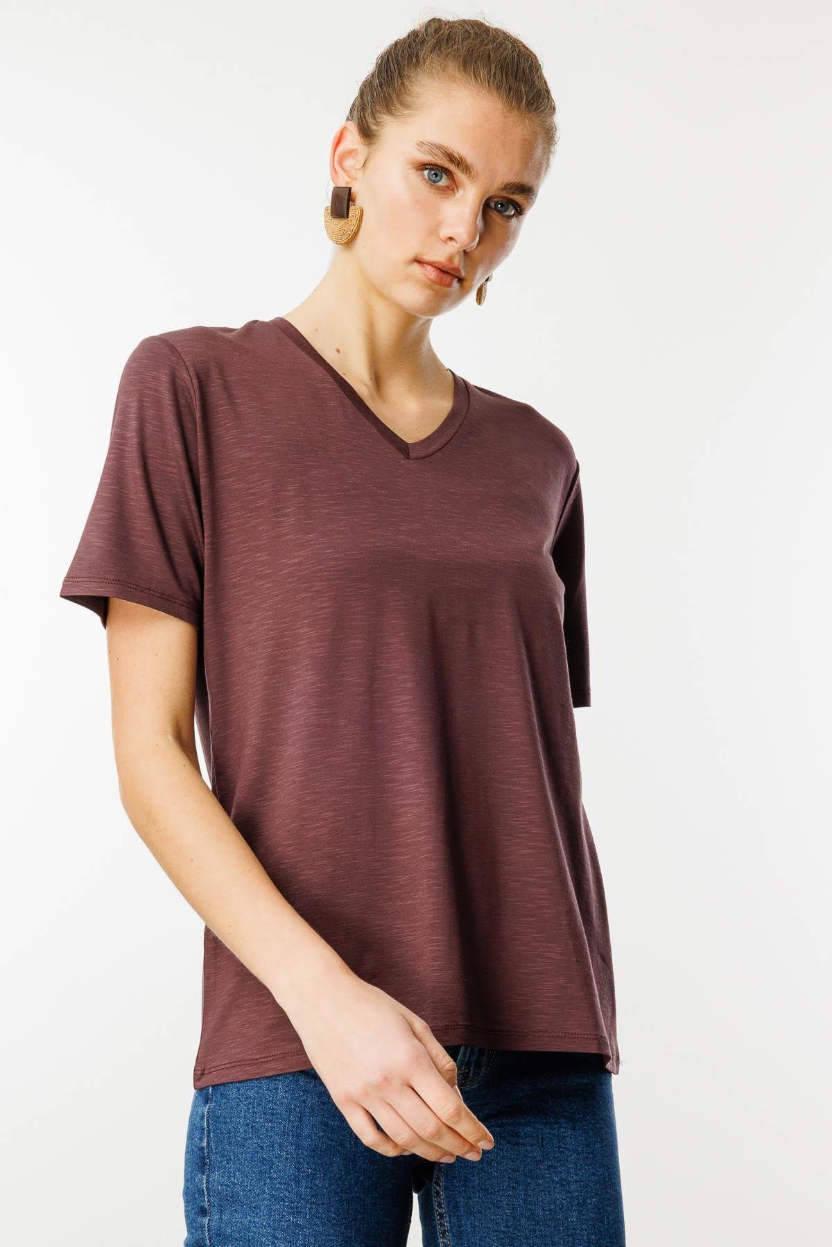 KMY24085Kadın V Yaka Flamlı Kumaş Basic Tshirt Kahve
