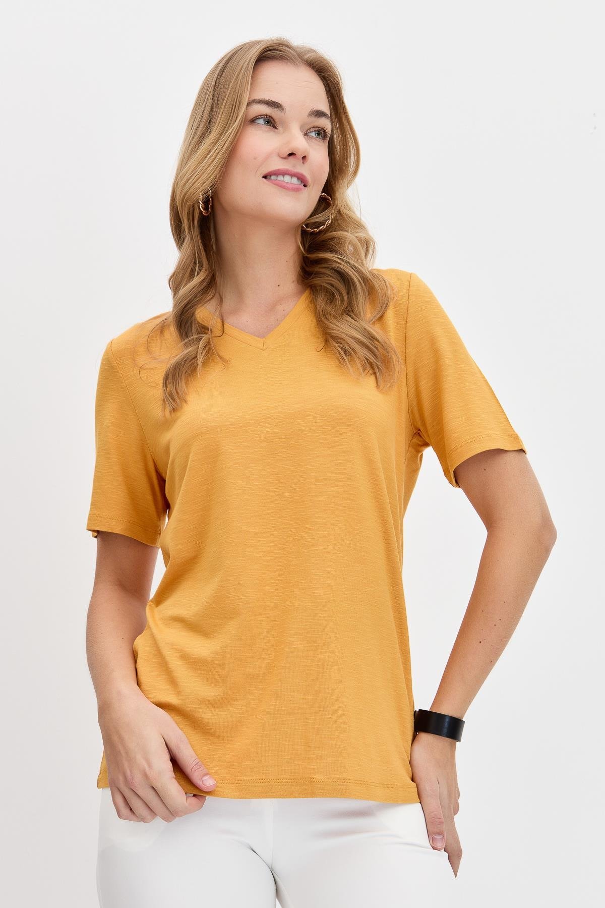 KMY24085Kadın V Yaka Flamlı Kumaş Basic Tshirt Hardal