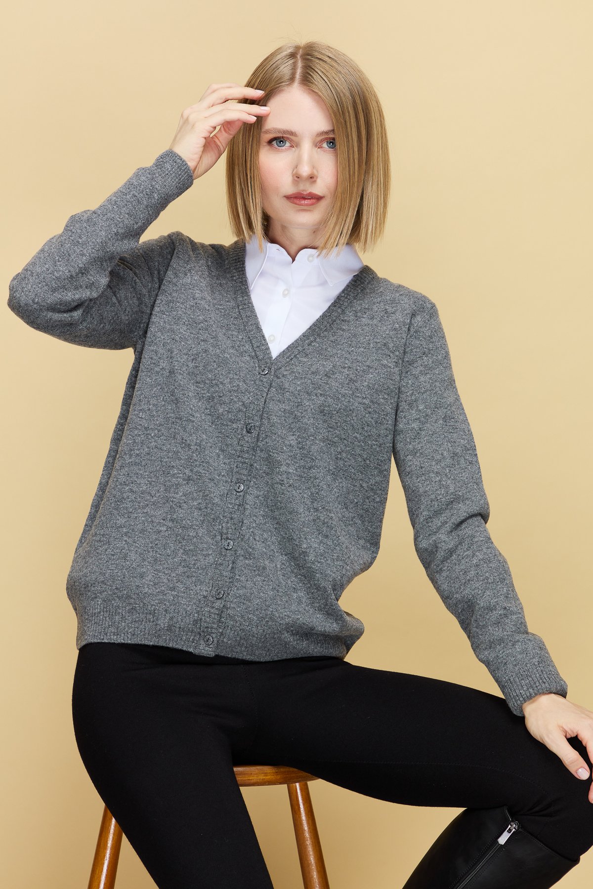 21021Kadın V Yaka Hırka Yün Füme