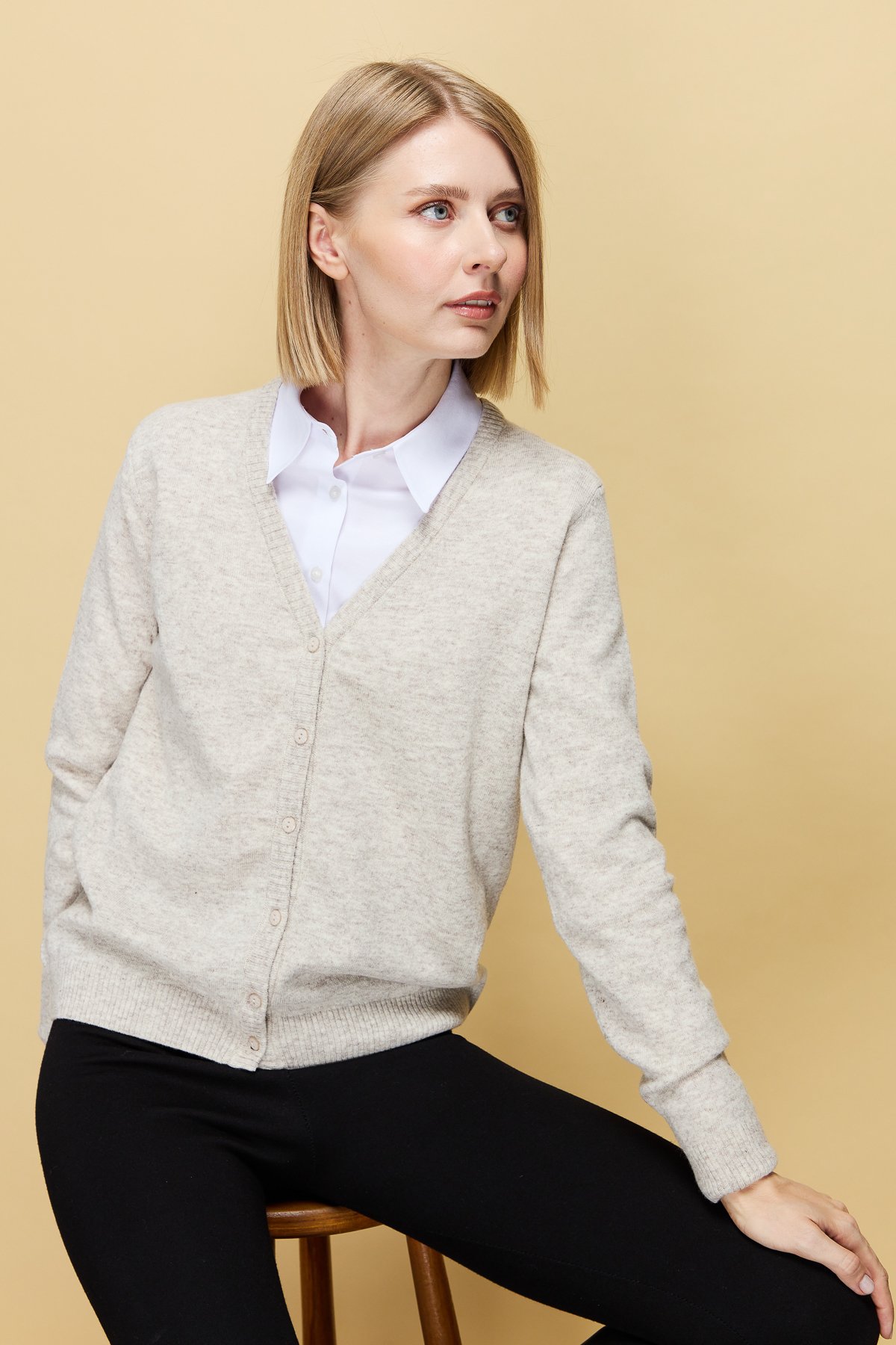 21021Kadın V Yaka Hırka Yün V.Bej