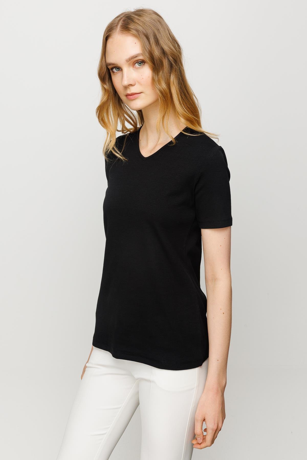 23753Kadın V Yaka Kaşkorse Pamuk T-shirt Siyah