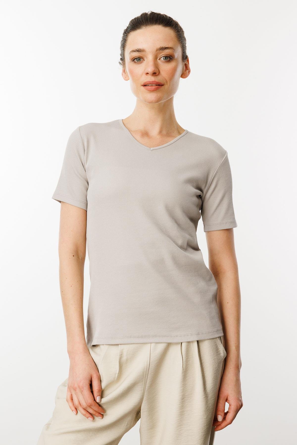 23753Женская хлопковая облегающая футболка с V образным вырезом серая