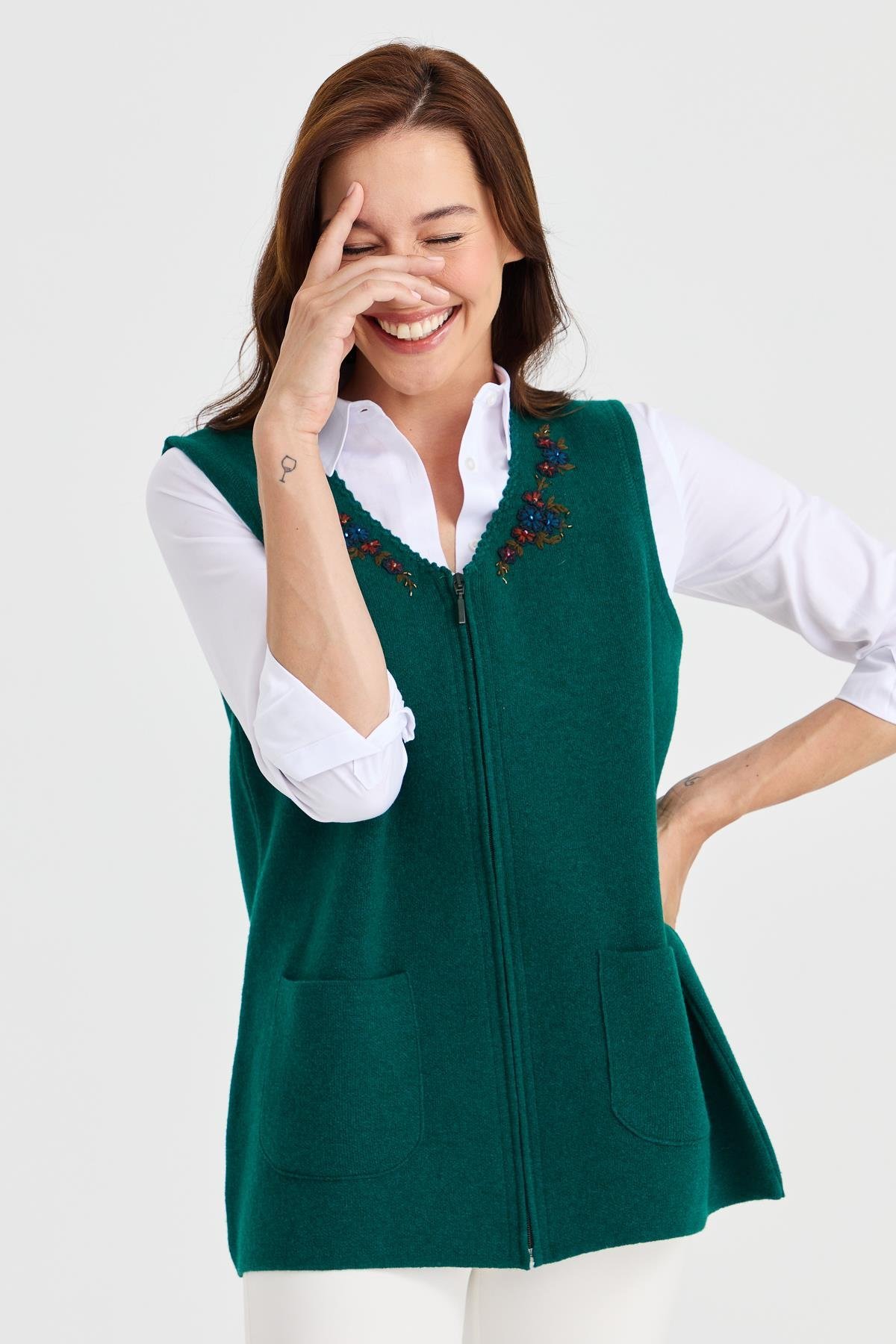 23001Kadın V Yaka Kenarı Dantel İşlemeli Yün Yelek K.Ö.başı