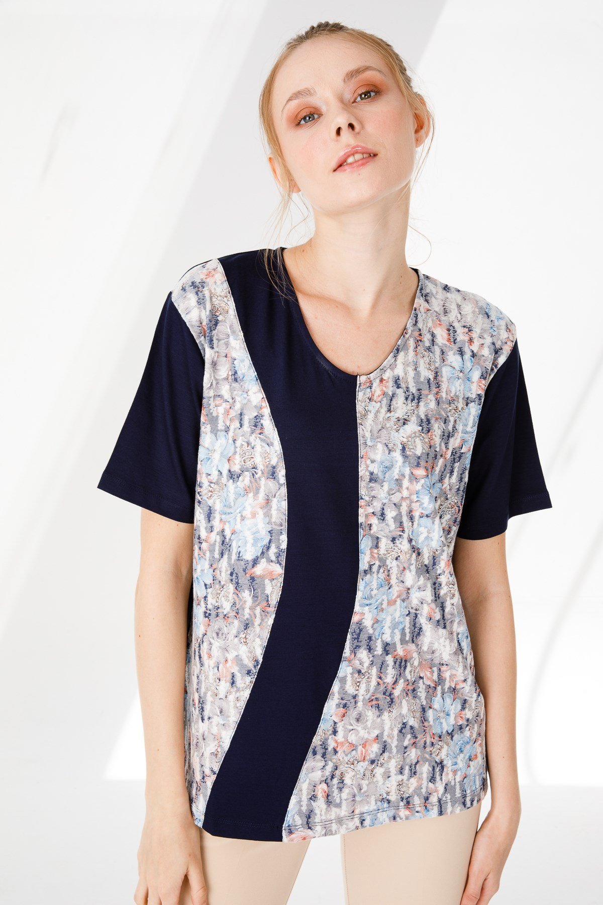 KADIN V YAKA KISA KOL ÇİÇEK BASKILI PENYE BLUZ LACİVERT