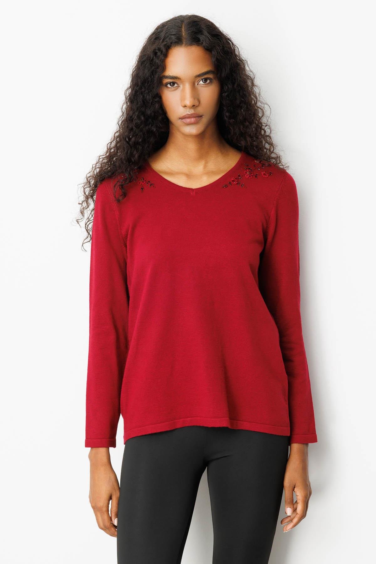 25090Kadın V Yaka Omuzları Boncuk İşlemeli Bluz Vişne