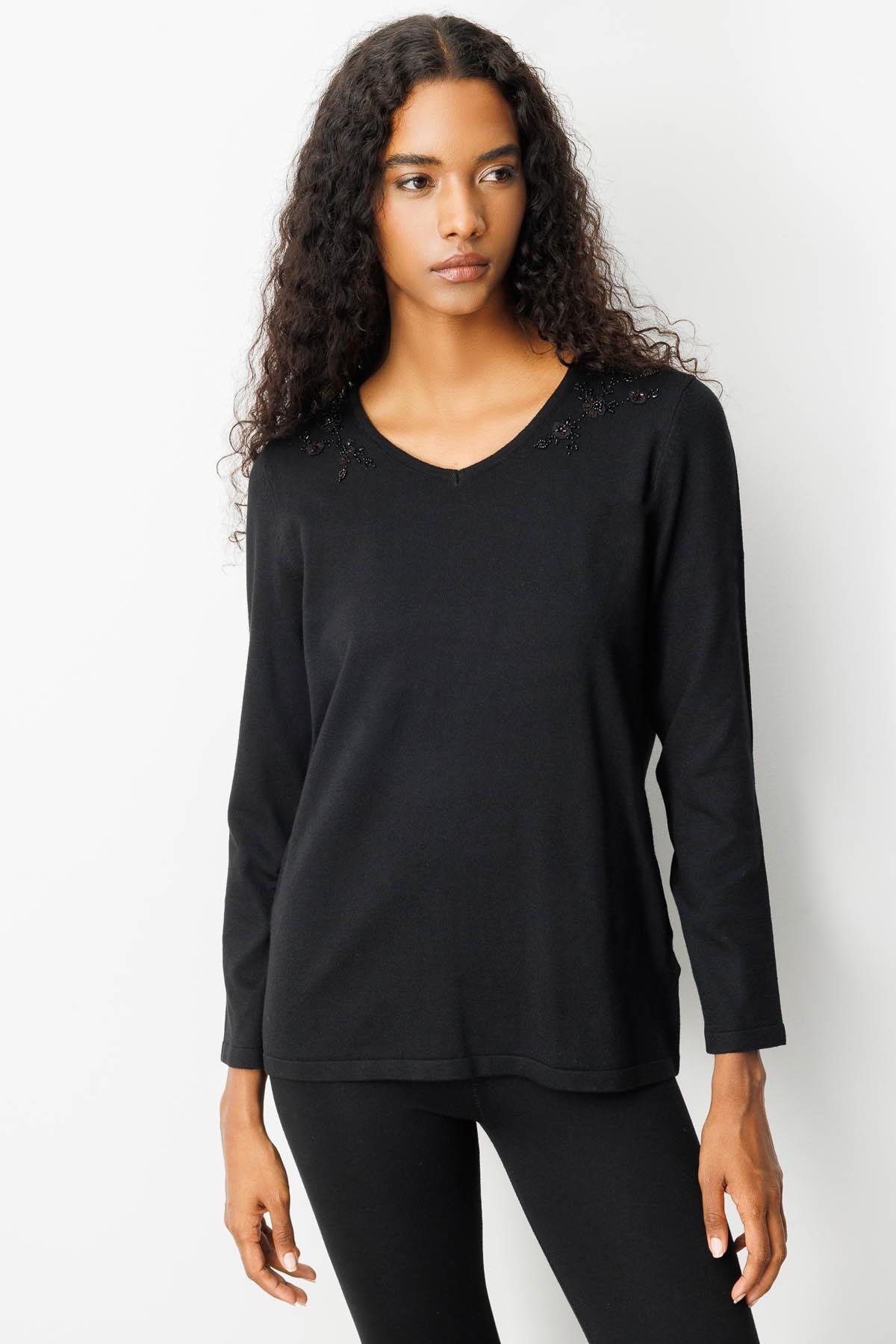 25090Kadın V Yaka Omuzları Boncuk İşlemeli Bluz Siyah