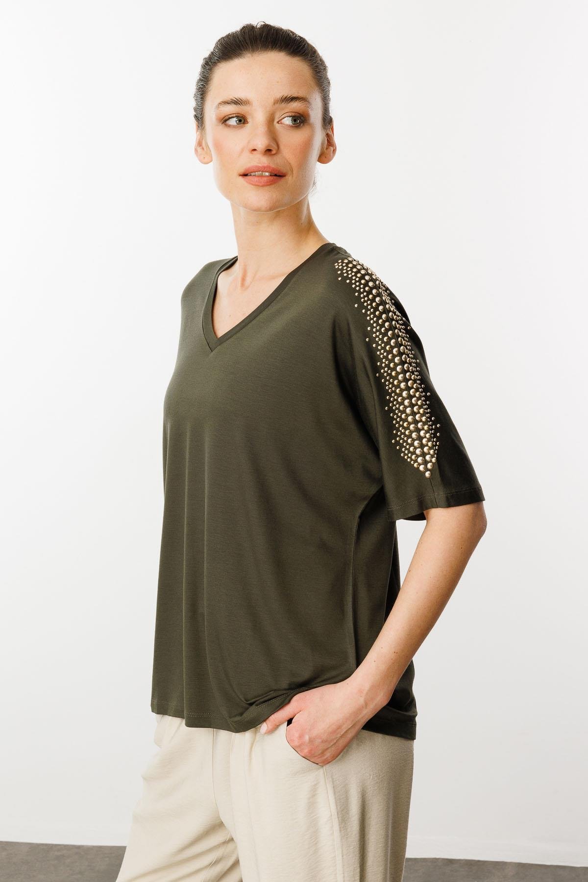 25754Kadın V Yaka Omuzları Taşlı Penye T-shirt Haki