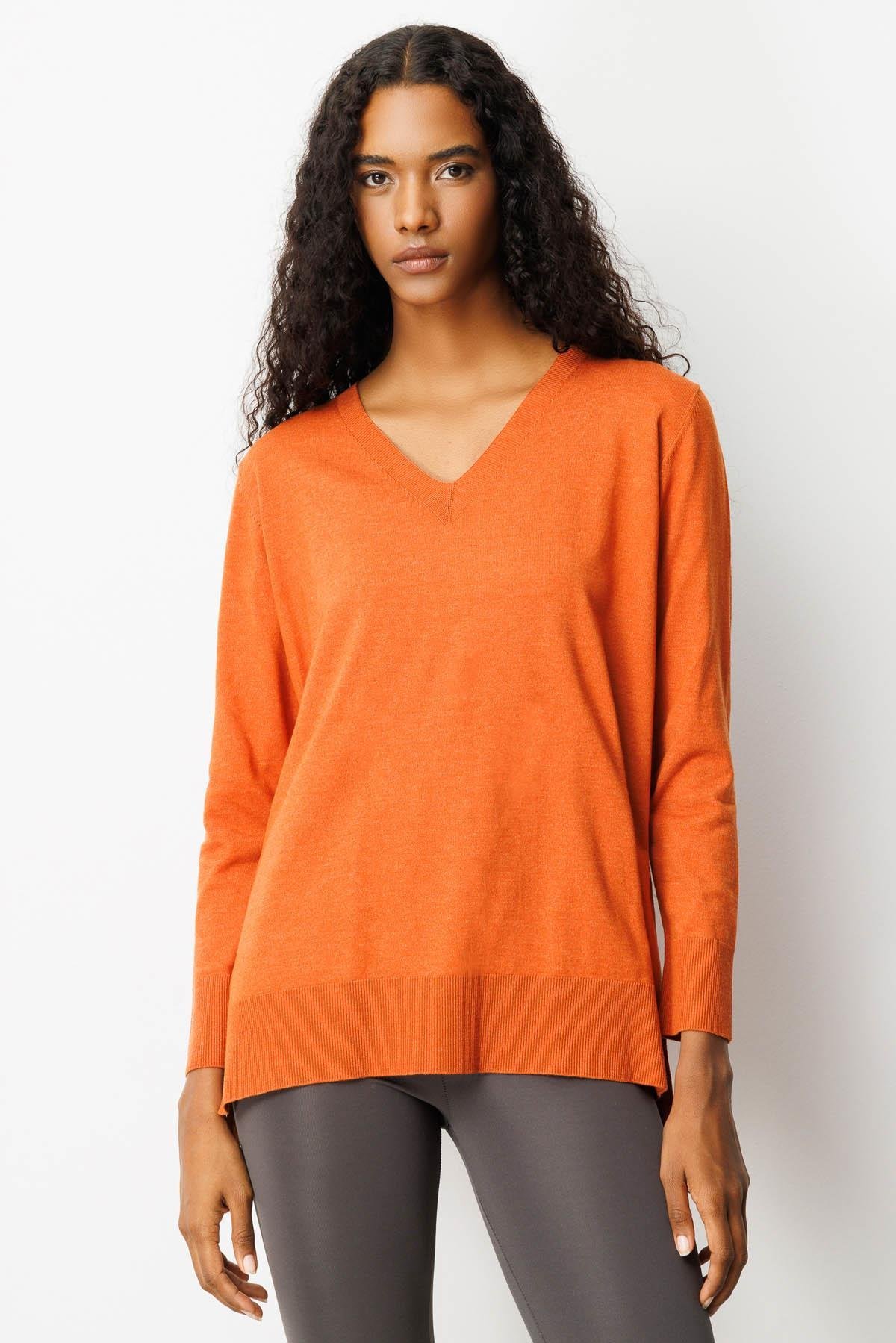 22364Kadın V Yaka Önü Arkası Yırtmaçlı Kazak Turuncu