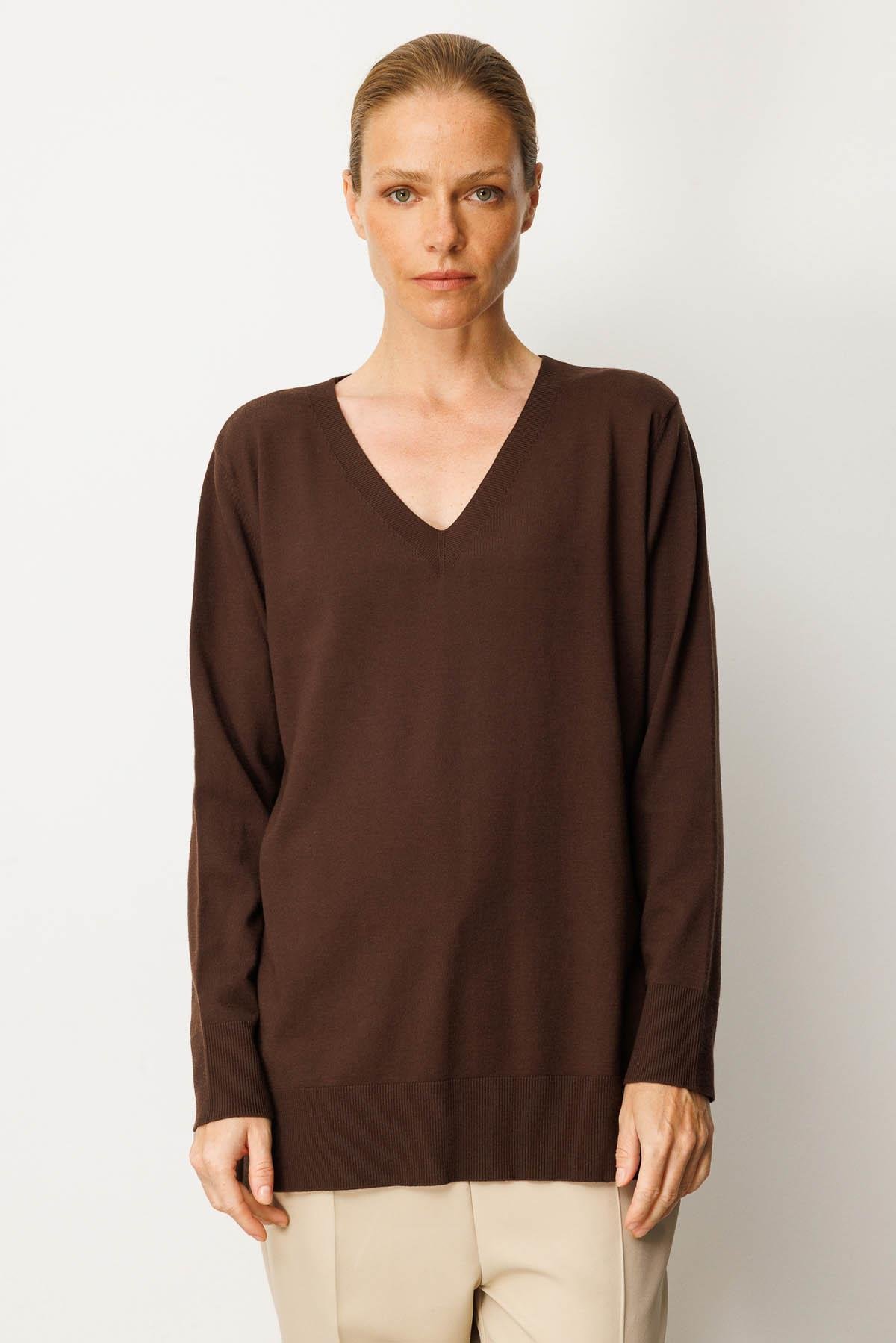 22364Kadın V Yaka Önü Arkası Yırtmaçlı Kazak Kahve