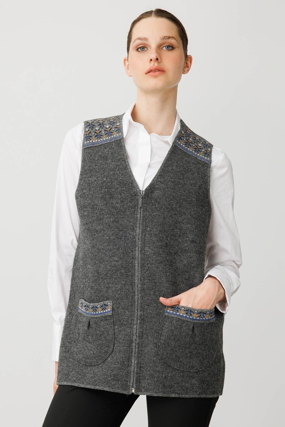 25017Kadın V Yaka Önü Keçe Fermuarlı Kısa Yün Yelek Füme