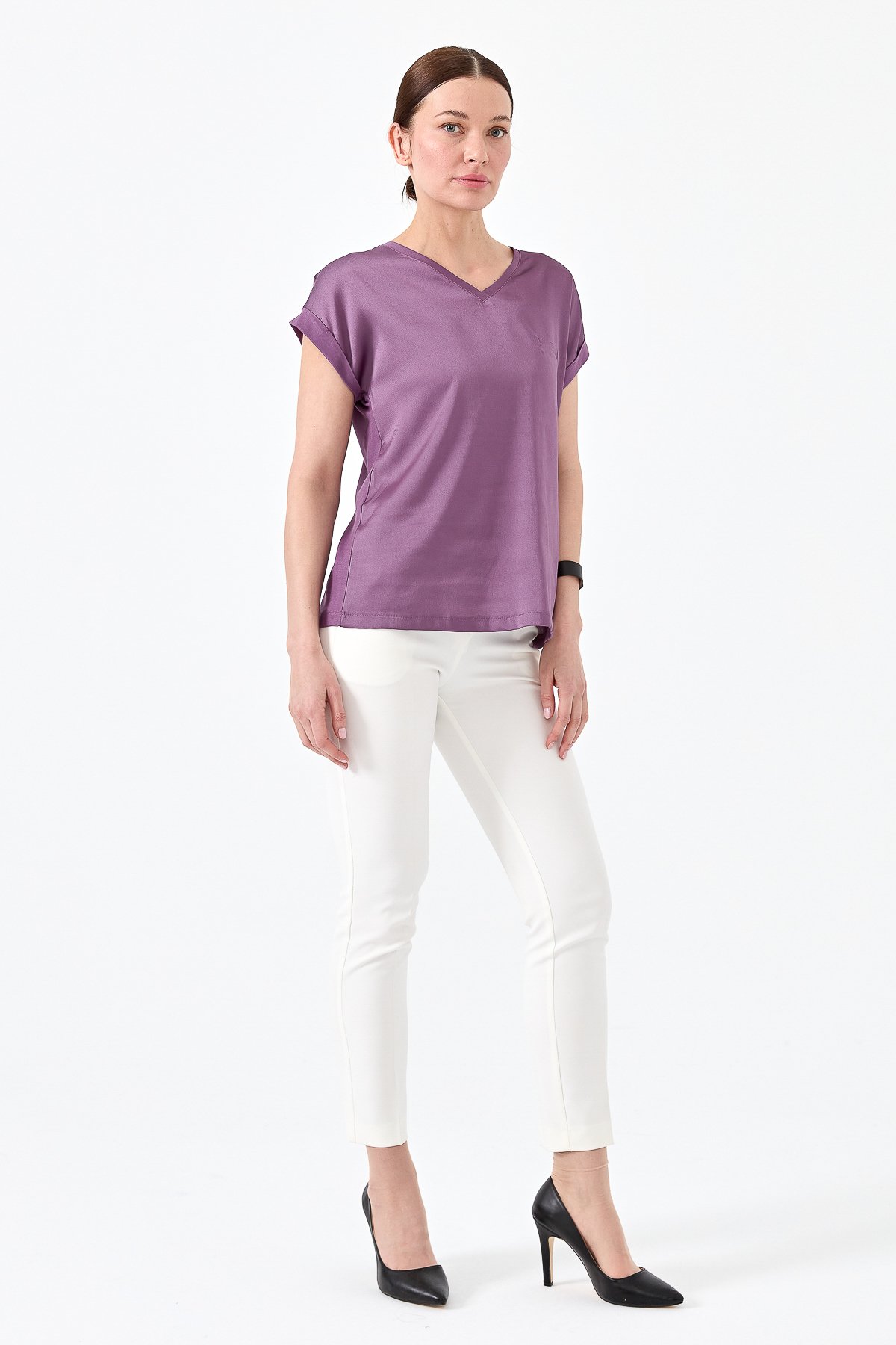 22706Kadın V Yaka Önü Saten Bluz Lavanta