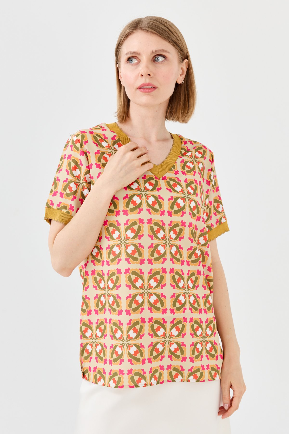 23476Kadın V Yaka Renkli Desenli Penye T-shirt Hardal