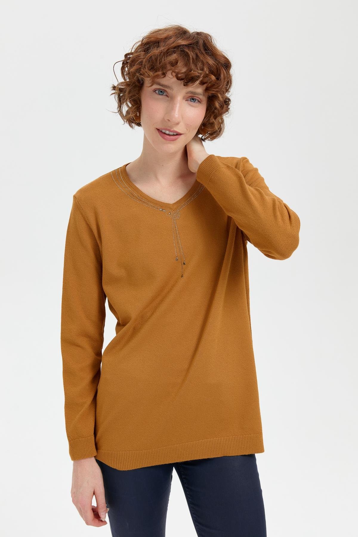 24090Kadın V Yaka Taşlı Kolye Desenli Ligra Bluz Hardal