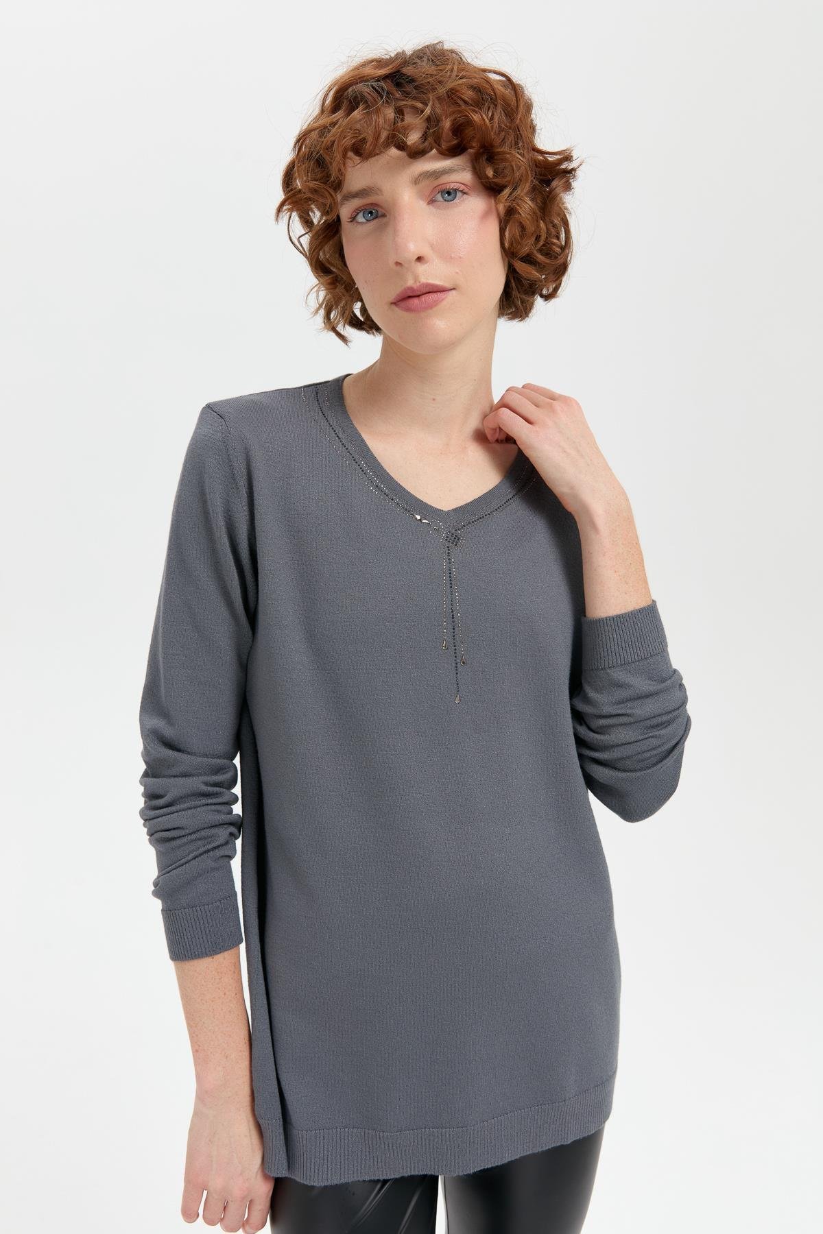 24090Kadın V Yaka Taşlı Kolye Desenli Ligra Bluz Füme