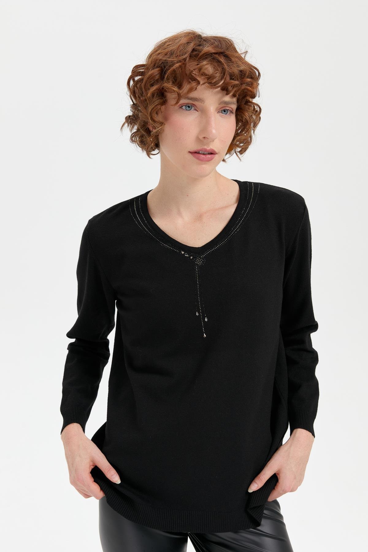 24090Kadın V Yaka Taşlı Kolye Desenli Ligra Bluz Siyah