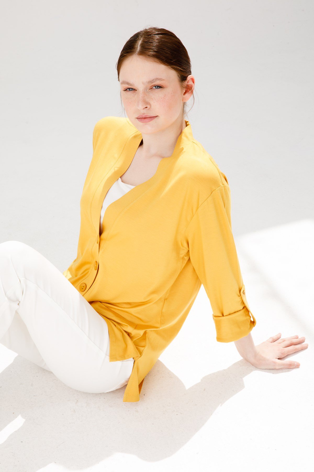 Женская куртка горчичного цвета