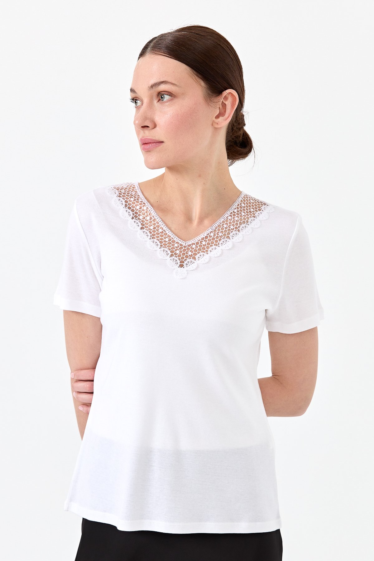 23451Kadın V Yaka Yakası Dantelli T-shirt Beyaz