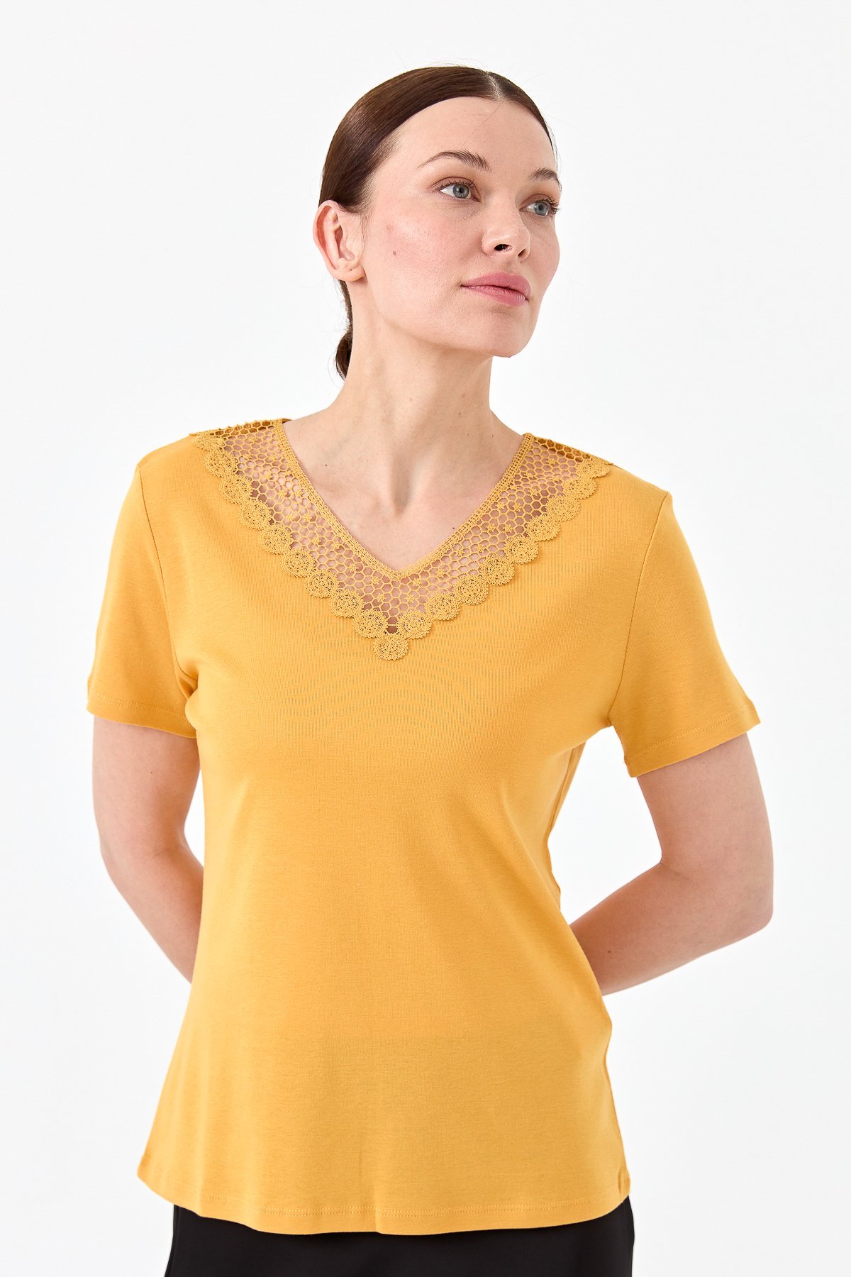 23451Kadın V Yaka Yakası Dantelli T-shirt Hardal