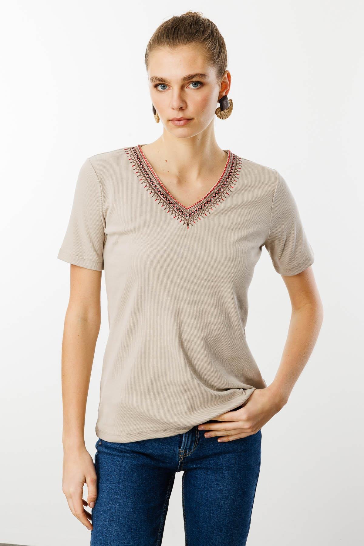 25758Kadın V Yaka Yakası Nakış İşlemeli Pamuklu T-Shirt Bej