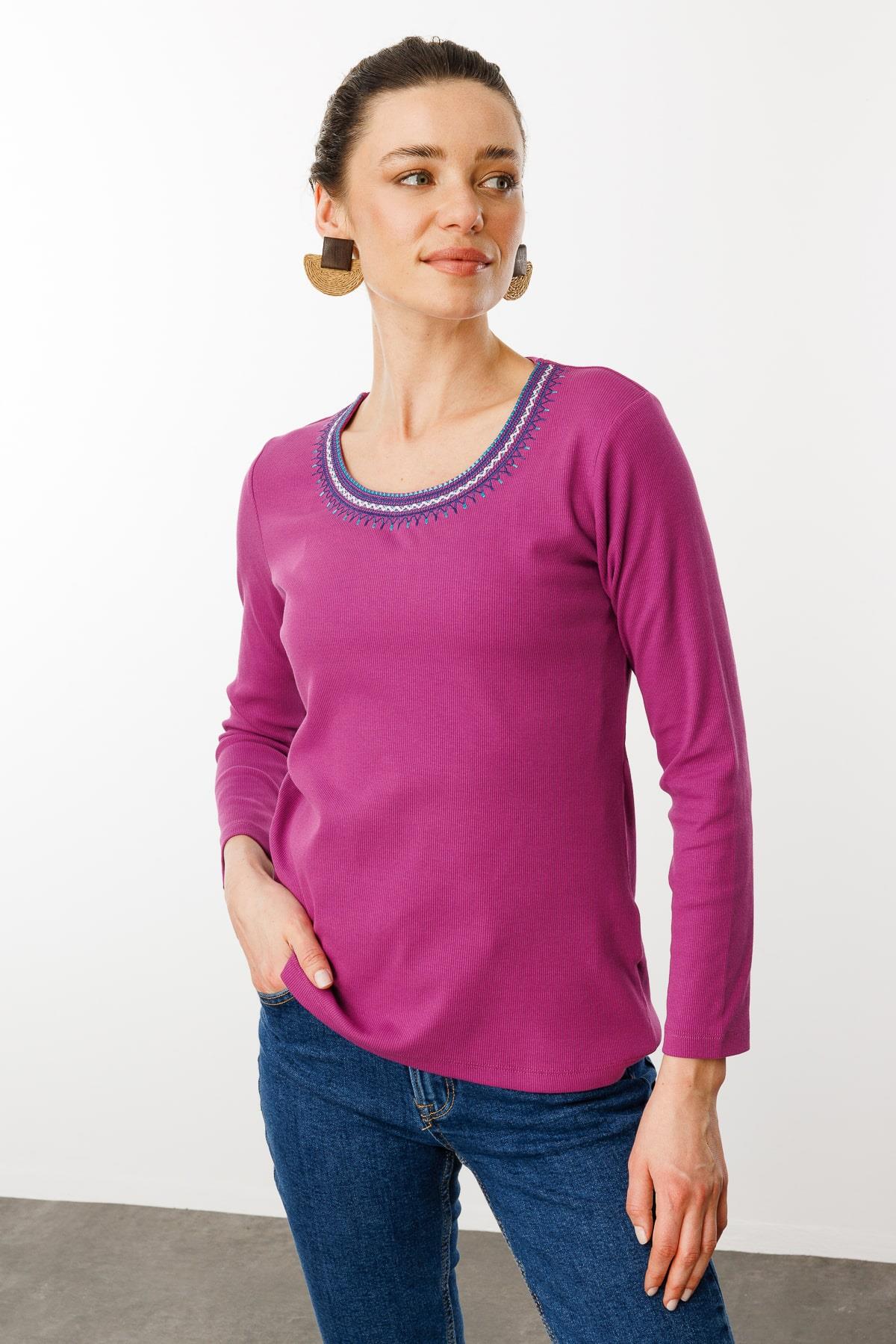 25759Kadın V Yaka Yakası Nakış İşlemeli Pamuklu Bluz Fuşya