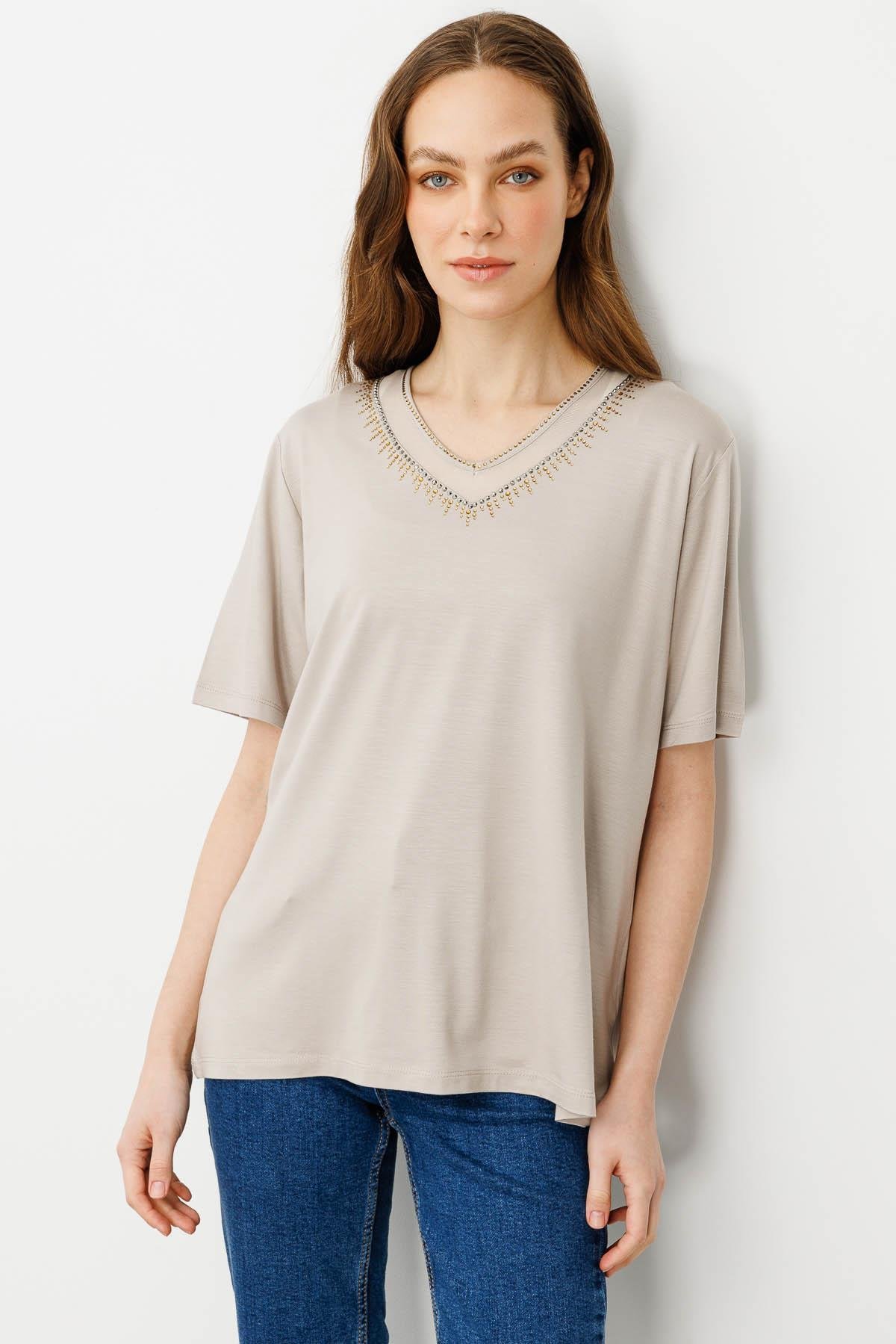 25751Kadın V Yaka Yakası Taşlı Penye T-shirt Bej