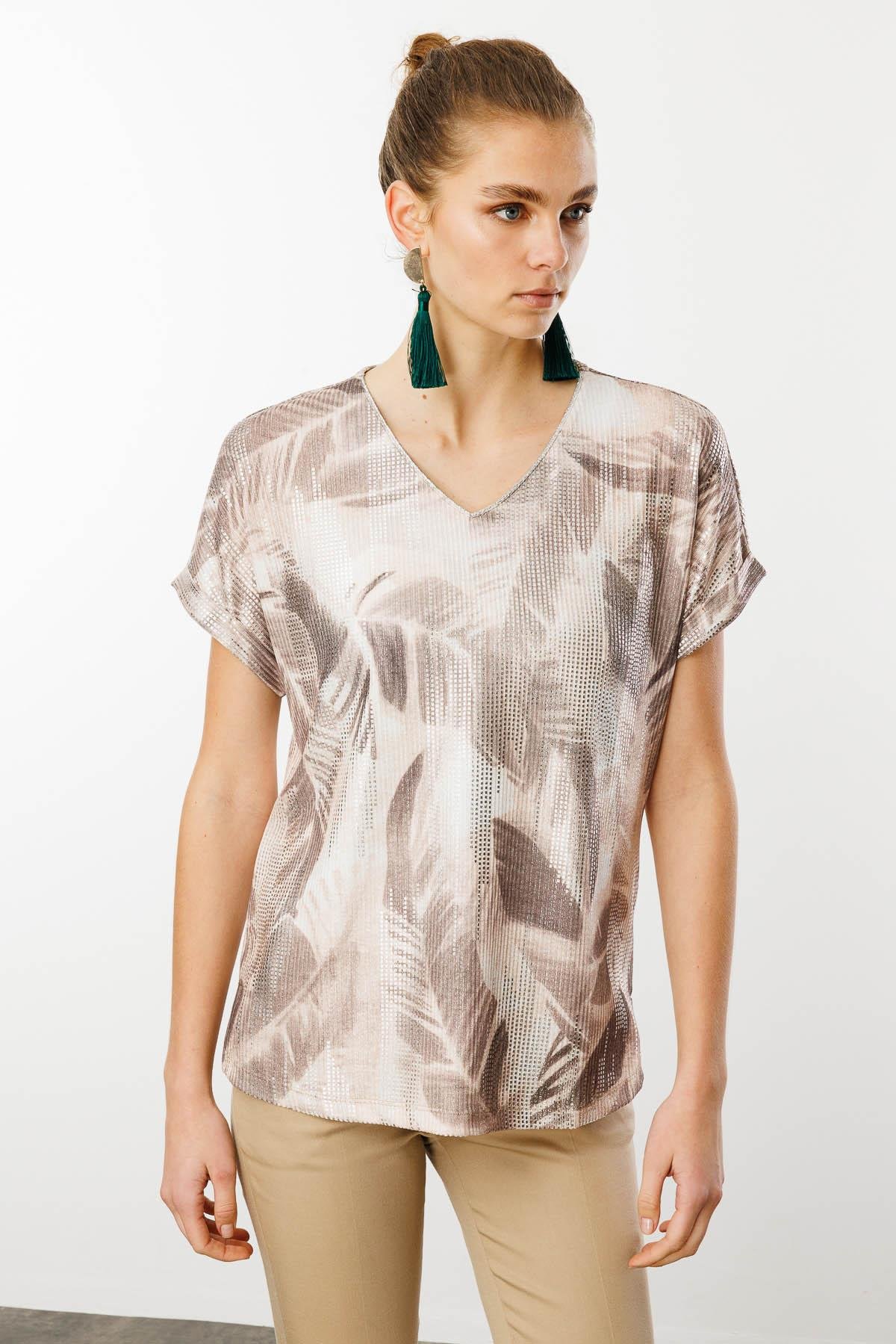 25873Kadın V Yaka Yaprak Desenli Penye T-shirt Vizon