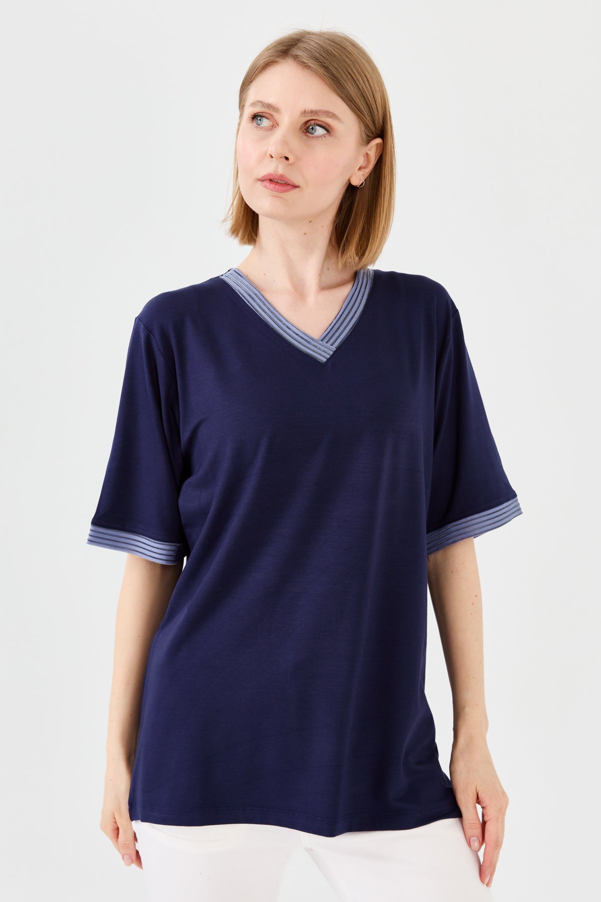 23766Kadın V Yaka Zincir Bantlı Penye T-shirt Lacivert