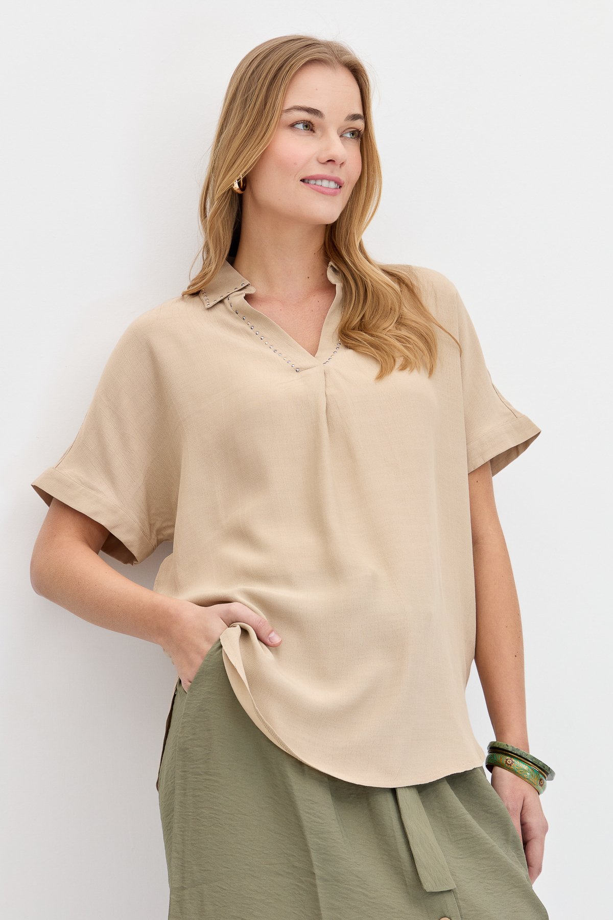 KMY24072Kadın Yaka Kenarı Taşlı Maroken Gömlek Vizon